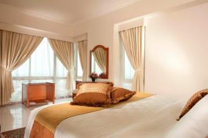 سرير أو أسرّة في غرفة في The Residences at Puri Casablanca