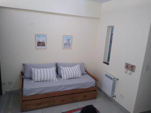 Bett in einem Zimmer mit zwei Kissen darauf in der Unterkunft Departamento Paseo de los Poetas Premium in Salta
