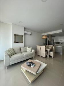 sala de estar con sofá y mesa en Apartamento en Santa Marta - Samaria club de playa, en Santa Marta