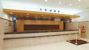 熊本Toyoko Inn Kumamoto Ekimae的健身房的大堂,健身房
