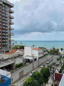 フォルタレザにあるCond Costa do Sol com piscinaの海を背景に建築物が並ぶ街道