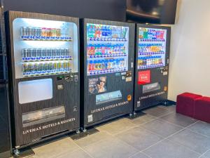 duas máquinas de venda automática com bebidas em HOTEL LiVEMAX Nishinomiya em Nishinomiya