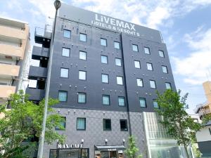 un edificio con un cartel en el costado en HOTEL LiVEMAX Nishinomiya, en Nishinomiya