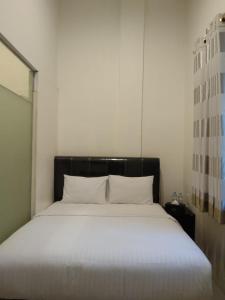Tempat tidur dalam kamar di GRAND TOBA HOTEL
