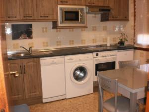 a kitchen with a washing machine and a sink at Casa Los Olivos in Grávalos