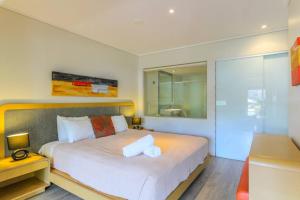 una camera con un grande letto bianco di Peppers Salt Resort & Spa - Lagoon pool access 2 br spa suite a Kingscliff