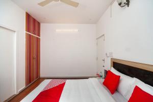 A bed or beds in a room at OYO Flagship 76653 Bali Beach House