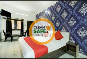 Hotel kingsman客房内的一张或多张床位