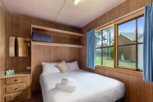 Een bed of bedden in een kamer bij Ingenia Holidays Wairo Beach