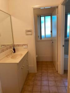 a bathroom with a sink and a mirror at KING BEDS, Family & Pet Friendly, StayDubbo in Dubbo