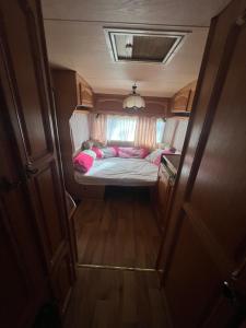 um pequeno quarto com uma cama num trailer em Каравана Чайка em Sozopol