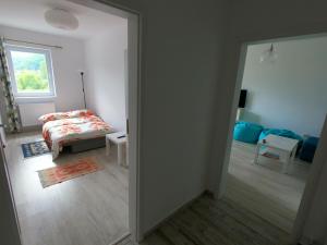 - une chambre avec un canapé et un lit dans l'établissement Panoramic Residence, à Zărneşti