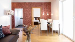 een woonkamer met een bank en een tafel en stoelen bij Ferienpark Scheiber in Unterburg am Klopeiner See