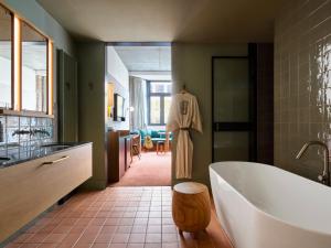 Ace Hotel Sydney tesisinde bir banyo