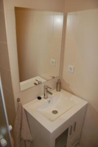 a bathroom with a white sink and a mirror at Amplio estudio en centro y playa Victoria 13 in Málaga