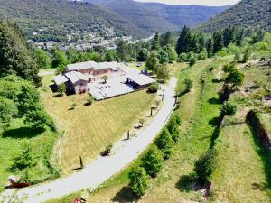Luftaufnahme eines großen Hauses auf einem Hügel in der Unterkunft Le mas gnolia in Saint-Jean-du-Gard + 7 Fotos
