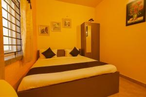 Postel nebo postele na pokoji v ubytování FabHotel Vijaylakshmi Stay Inn - Nr Chennai International Airport