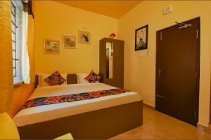 Postel nebo postele na pokoji v ubytování FabHotel Vijaylakshmi Stay Inn - Nr Chennai International Airport