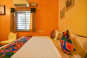 Postel nebo postele na pokoji v ubytování FabHotel Vijaylakshmi Stay Inn - Nr Chennai International Airport + 28 fotografií