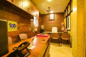 um escritório com uma mesa e cadeiras num quarto em FabHotel Vijaylakshmi Stay Inn em Chennai