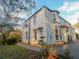 an image of a white house at Glebe House in Seaham