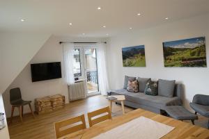 sala de estar con sofá y mesa en Gummeneck - Stubenhof, Black Forest, en Simonswald