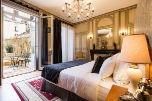 - une chambre avec un lit et une grande fenêtre dans l'établissement LE PETIT MANOIR, à Sarlat-la-Canéda