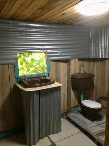 The shack life في Rensburgdorp: حمام به حوض سمك ومرحاض