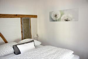 a bedroom with two beds and a picture on the wall at Wohnung Alter Heuboden im Fachwerk bei Bonn Alfter in Heidgen