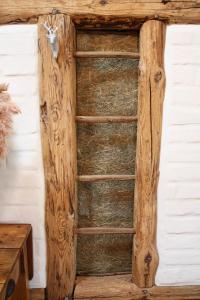 a wooden shelf on a wall with hay at Wohnung Alter Heuboden im Fachwerk bei Bonn Alfter in Heidgen