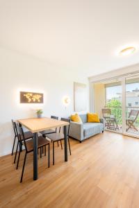 un salon avec une table, des chaises et un canapé dans l'établissement APARTMENT 396, à Ljubljana