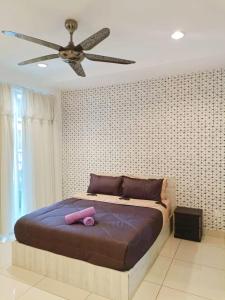 a bedroom with a bed with a ceiling fan at Mansion One Seaview Luxury 2 Bedroom Gurney Georgetown gleneagles in George Town