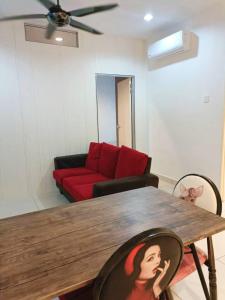 un salon avec une table et un canapé rouge dans l'établissement Mansion One Seaview Luxury 2 Bedroom Gurney Georgetown gleneagles, à George Town 3 autres photos