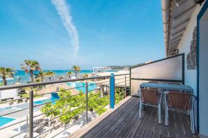 balcone con tavolo e sedie affacciato sulla spiaggia di Mirage Arillas Maisonette A a Arillas