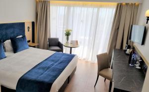 Кровать или кровати в номере Ajax Hotel