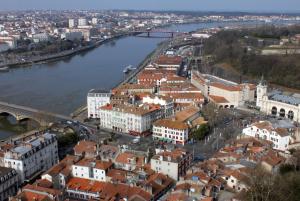 Vue générale sur Bayonne ou vue de la ville depuis l'hôtel