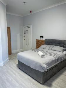 um quarto com uma cama grande num quarto em The New George Hotel em Newcastle upon Tyne