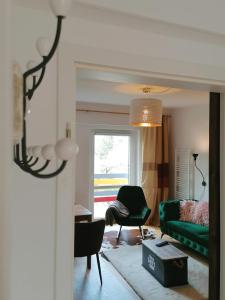 クアオルト・オイビンにあるフェリエンハウス ペギーのリビングルーム(緑のソファ、椅子付)