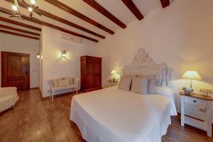 A bed or beds in a room at La Fornal