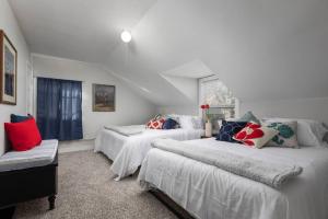 a bedroom with two beds and a window at Summer Deal! Grand Performance Home in Downtown Fort Worth Stockyard, Globe Life, AT&T in Fort Worth