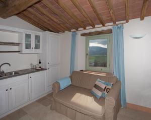 Radicondoli的住宿－Holiday home Cielsereno，带沙发和窗户的客厅