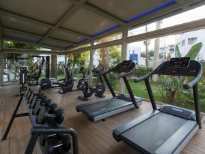 un gimnasio con un montón de máquinas de correr en una habitación en CHARM BEACH HOTEL, en Akyarlar