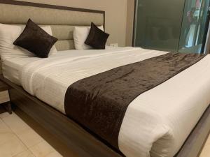 Postel nebo postele na pokoji v ubytování Hotel Merakee - Near Dahisar Mira Road Mumbai