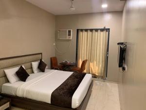 Postel nebo postele na pokoji v ubytování Hotel Merakee - Near Dahisar Mira Road Mumbai