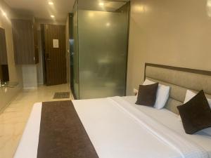 Postel nebo postele na pokoji v ubytování Hotel Merakee - Near Dahisar Mira Road Mumbai