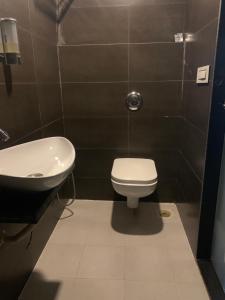 Koupelna v ubytování Hotel Merakee - Near Dahisar Mira Road Mumbai