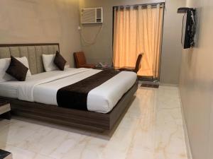 Postel nebo postele na pokoji v ubytování Hotel Merakee - Near Dahisar Mira Road Mumbai