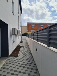 Budova, v ktorej sa apartmán nachádza
