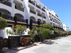 budynek z rzędem roślin przed nim w obiekcie Rocas del Mar Tenerife w mieście Costa Del Silencio