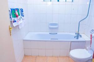 Ванная комната в Stay.Plus Embakasi Airport Apartment